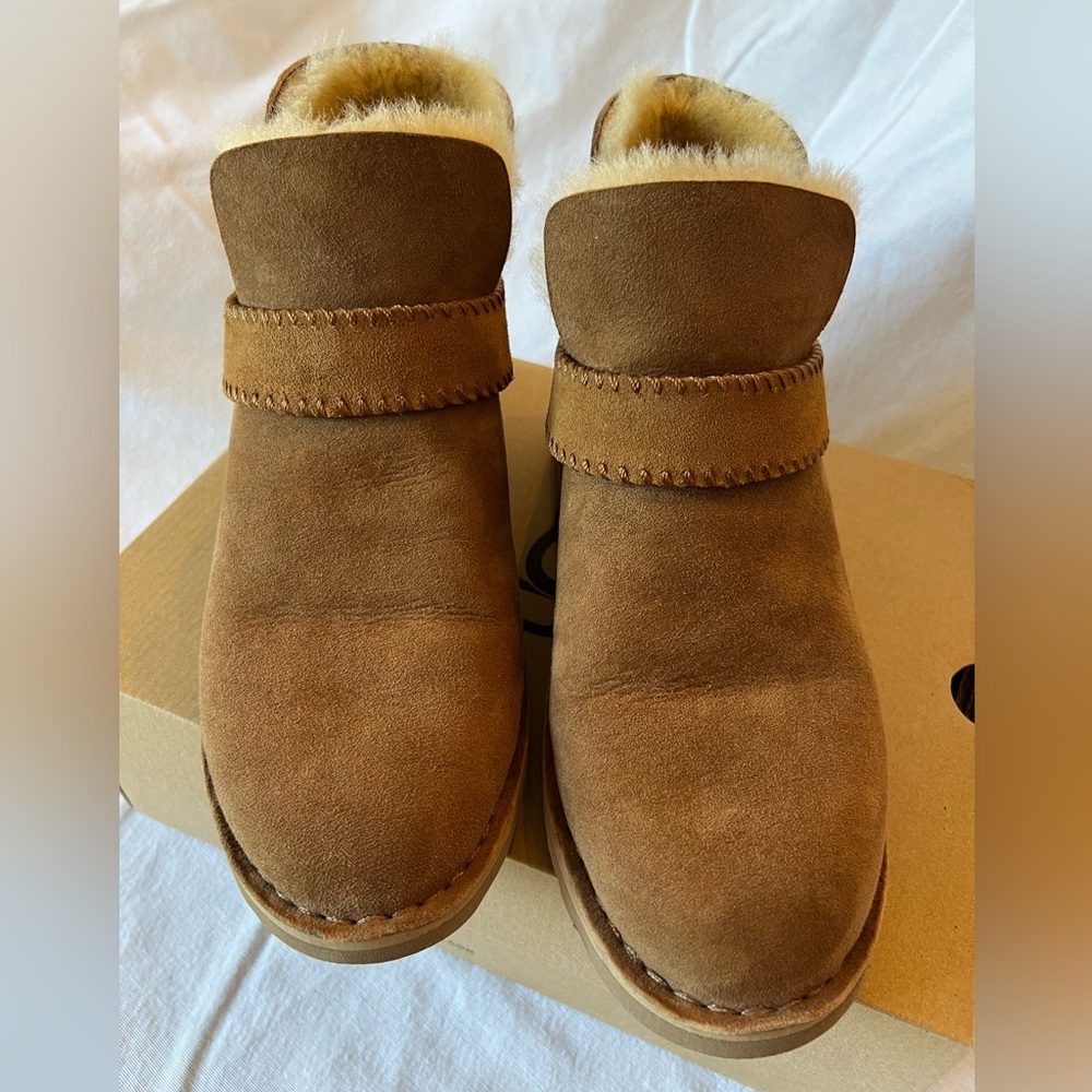 UGG McKay Ankle Boots Sz 9 with Cream sheepskin Lining